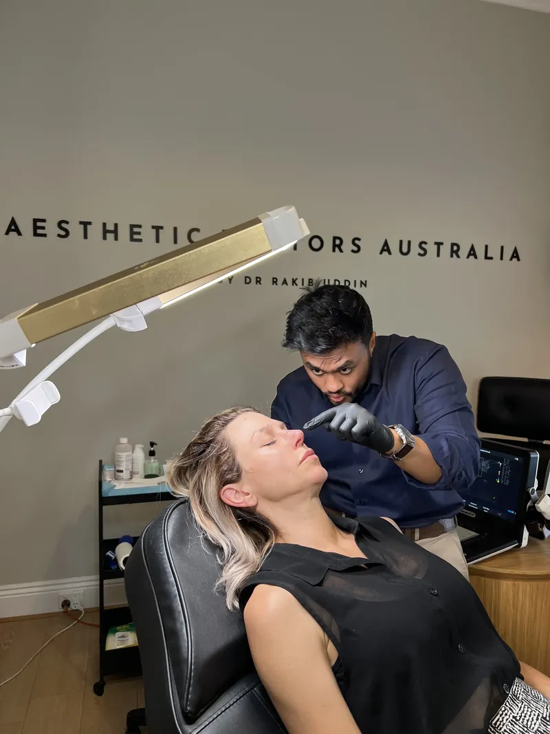 Dr Rakib Uddin performing an ultrasound-guided injectable treatment