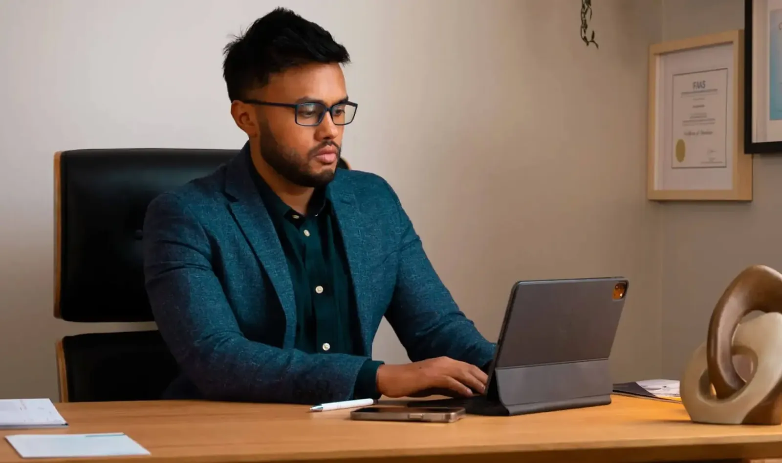 Dr Rakib preparing a patient plan at his desk